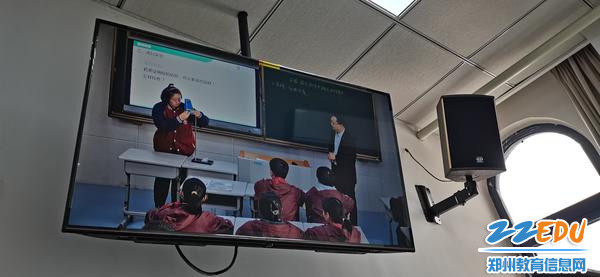 童济成老师物理课上让学生演示实验
