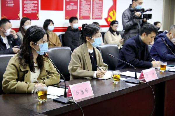 与会专家、一线教师为我市心理健康教育工作献言建策.jpg