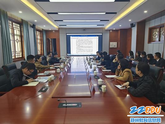 专家和八中课程团队就课程规范进行了细致沟通