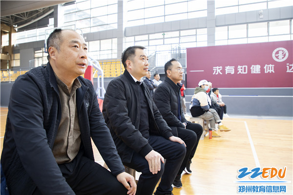 8学校领导观看比赛