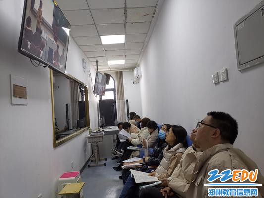 录播教室老师们观摩柳青青老师的化学课