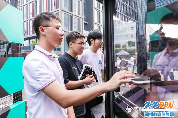 参赛队员在紧张比赛