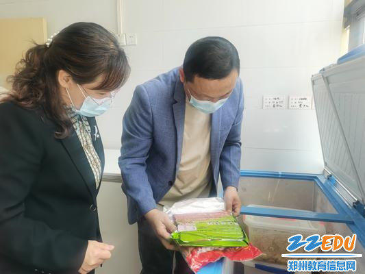 王利霞查看原材料生产日期