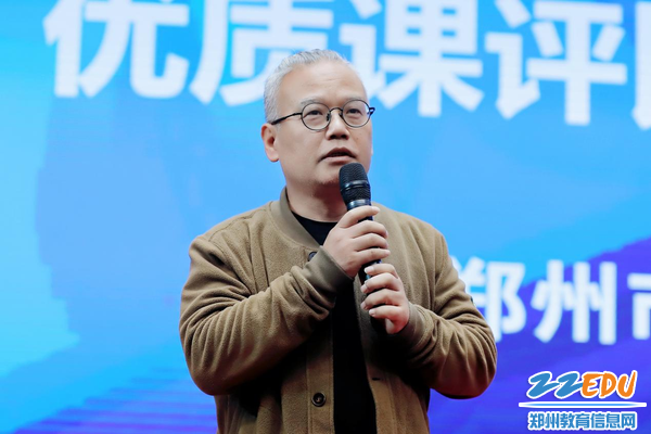 市教育局教研室美术学科高中组组长牛文革老师现场点评