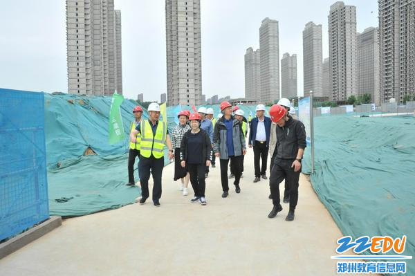 深入建设工地，详细了解工程质量