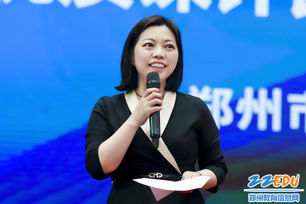 市教育局教研室美术学科高中组组长、郑州市杰出教师工作室主持人曹青老师现场点评