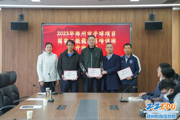5仪式现场颁发特邀培训讲师聘书