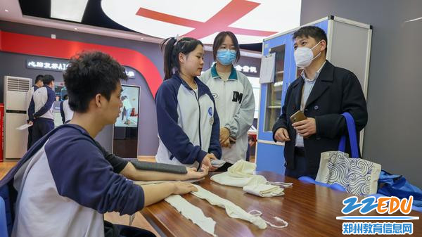 6与红十字会志愿者交流