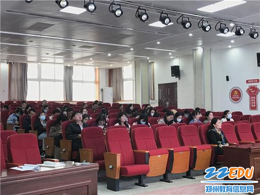 青年教师积极参加讲座