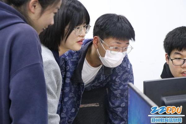 专业教师辅导参赛学生模拟练习