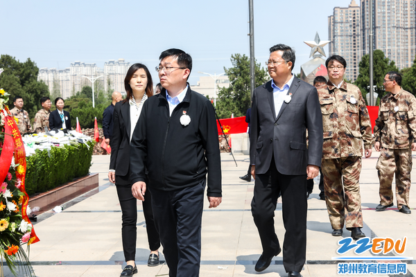2团省委副书记王砧林、退役军人厅二级巡视员苏斌等领导瞻仰烈士纪念碑