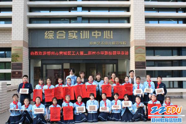 5.同学们都拿到了亲手制作的非遗作品