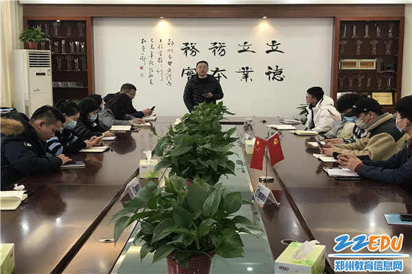 4 教学副校长李向伟与青年教师进行深入交流