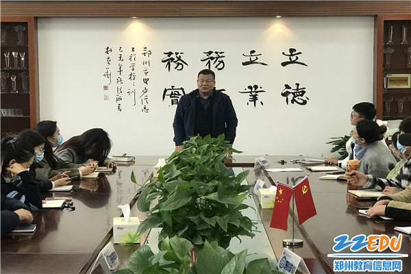 3 教务主任席明闰向全体青年教师提出要求