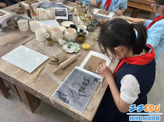 4.同学们体验砖雕《花鸟图》制作