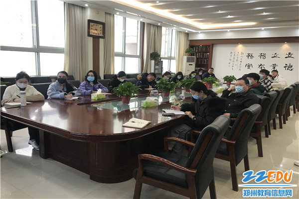 2 青年教师齐聚会议室
