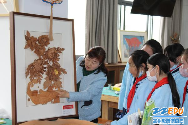 2.朱冬梅为同学们讲解非遗皮雕作品