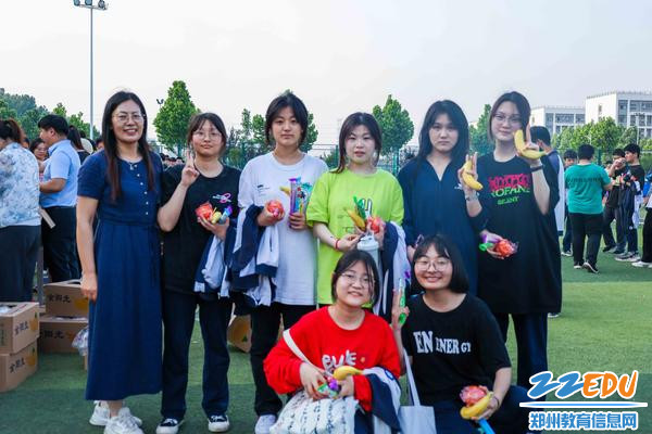6与班主任合影
