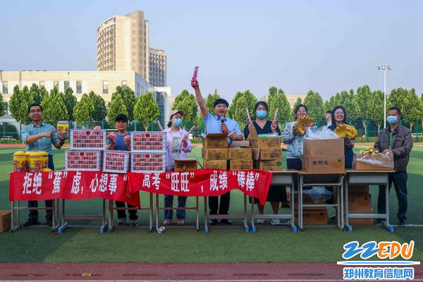 1班主任老师为同学们精心准备大礼包