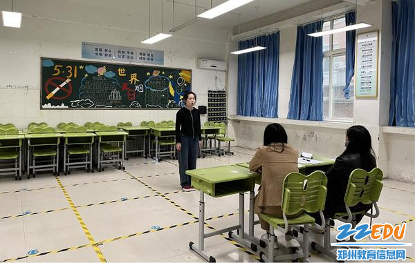 2考生在进行专业技能展示