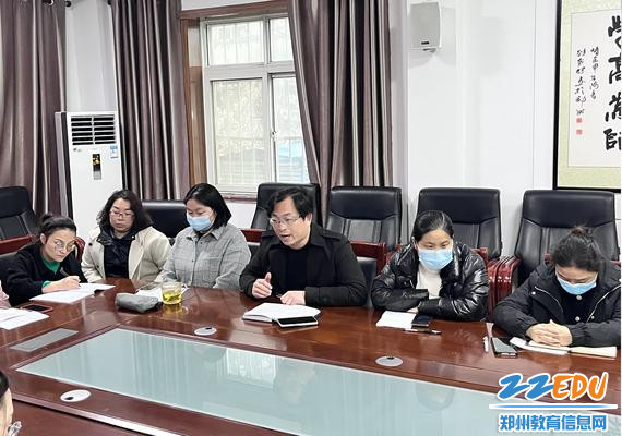 孙广杰老师对展示案例进行“八项管理策略”的研讨