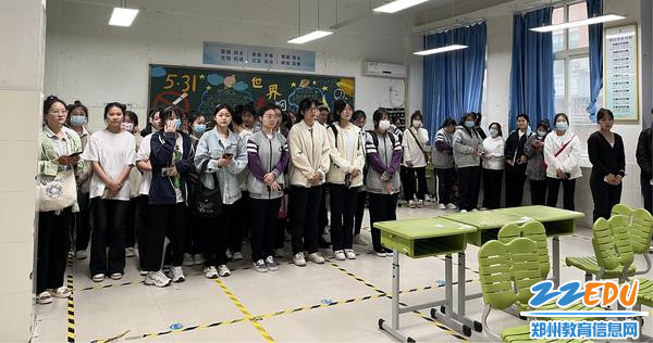 1考生们在候考室等待入场