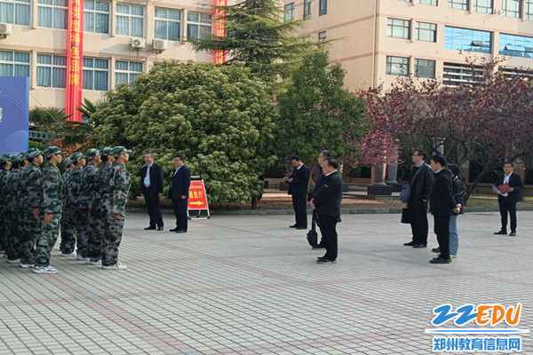 与会人员观看自主管理队伍展示_副本