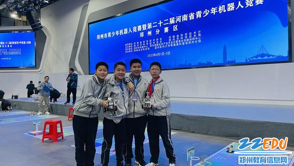 郑州八中机器人队在郑州市青少年机器人竞赛上获佳绩