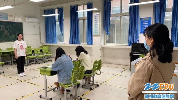 3学前教育系部主任赵颖巡查考试现场