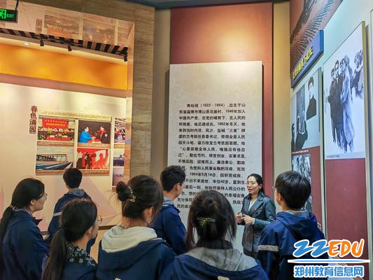 7校团委书记李晓培为大家讲解历史由来