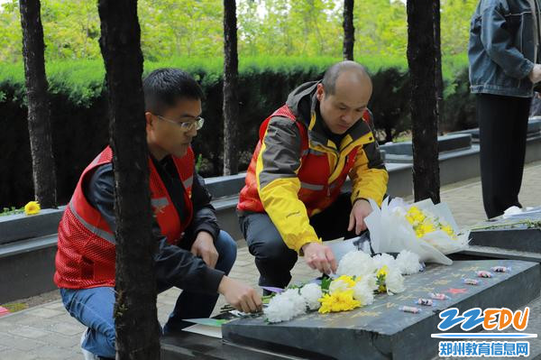 党员教师们将鲜花摆放整齐
