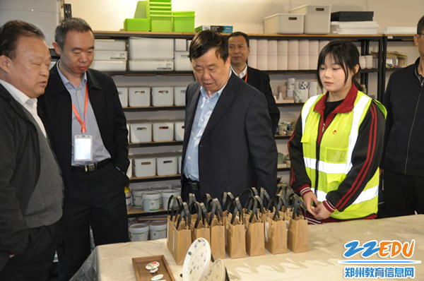 与会人员参观现代陶艺空间_副本