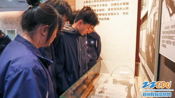 6同学们参观英烈馆