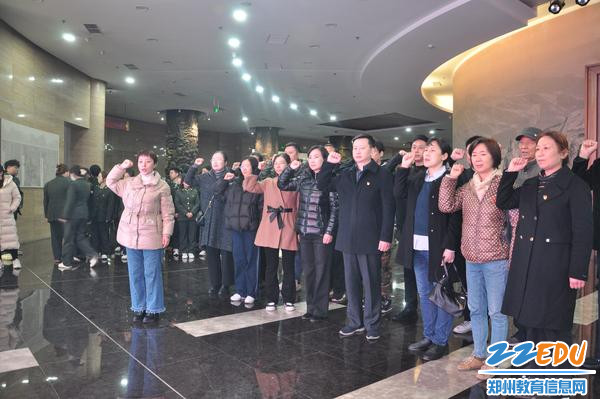 在中原英烈馆全体党员重温入党誓词