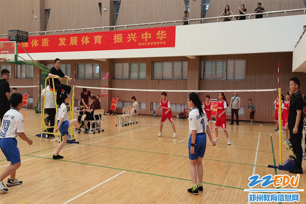 队员们奋力拼搏_副本