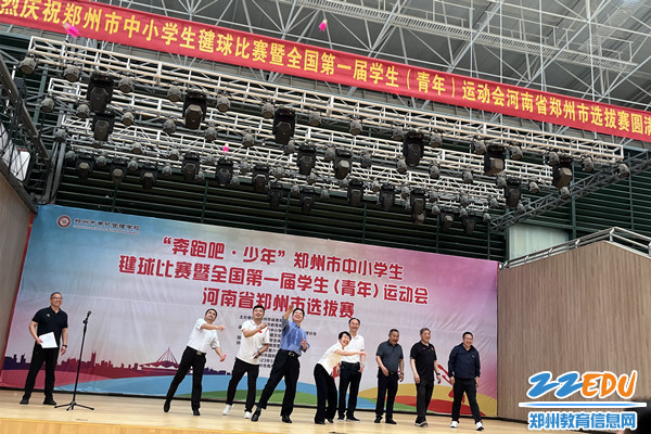 领导和嘉宾共同为比赛开球_副本