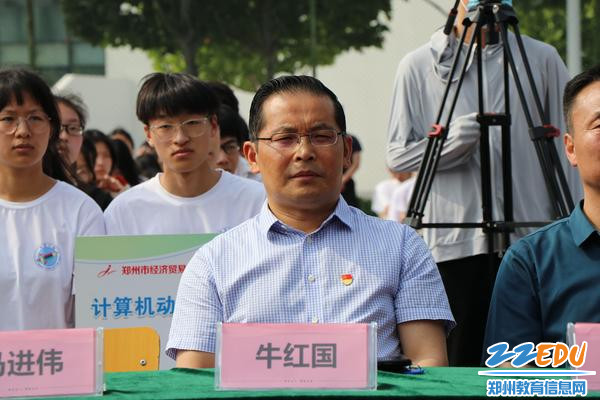 1.学校党委书记、校长牛红国参加此次成人仪式