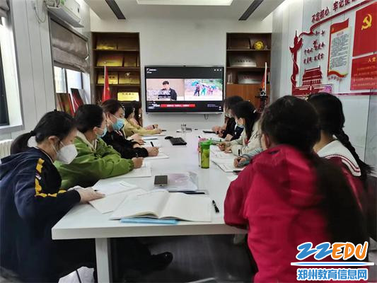 4保育组老师观看学习