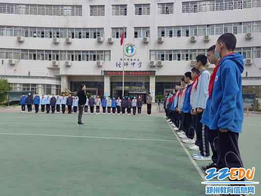 金水区经纬学校政教处主任孟光明进行游戏引导