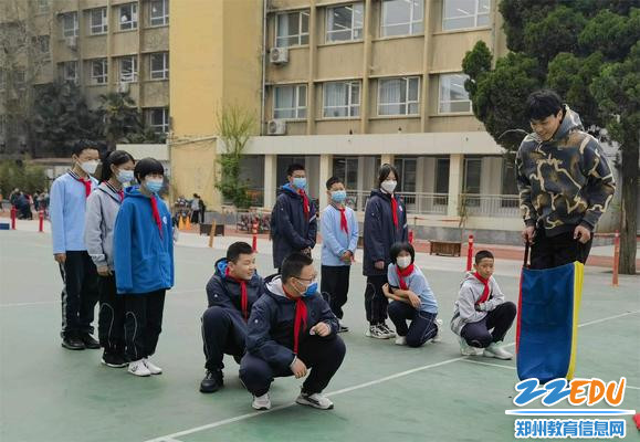 体育老师王程凯做动作示范