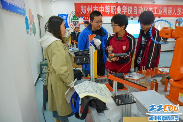 参赛选手和辅导老师认真交流