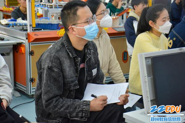 辅导老师认真听讲
