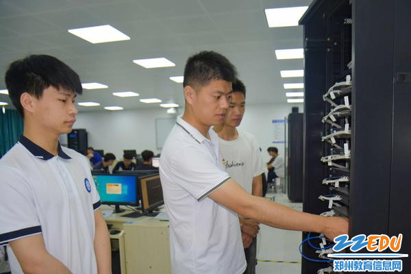 2教师为学生答疑解惑