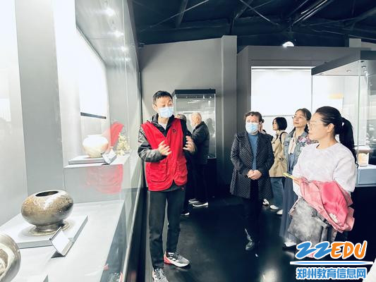 大象陶瓷博物馆志愿者讲解员郭侃为大家讲解文物背后的故事 大象陶瓷博物馆志愿者讲解员郭侃为大家讲解文物背后的故事