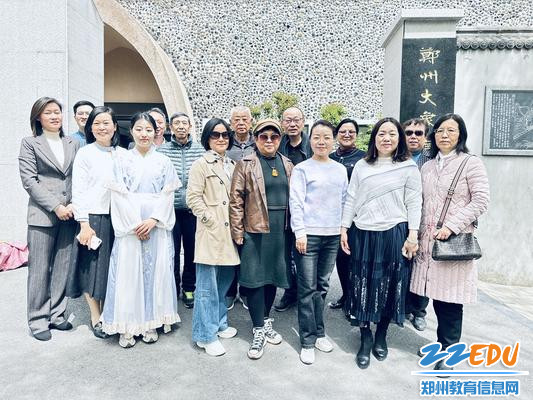 参与活动的三方人员合影留念 参与活动的三方人员合影留念