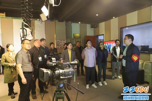 参观校园电视台 参观校园电视台