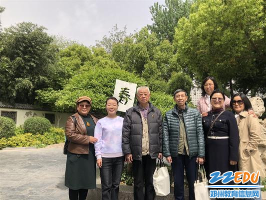 退休老教师游园赏春留影 退休老教师游园赏春留影