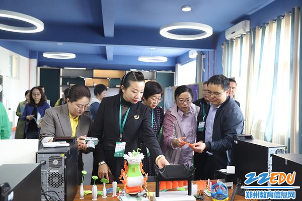 参观墨子创客空间 参观墨子创客空间