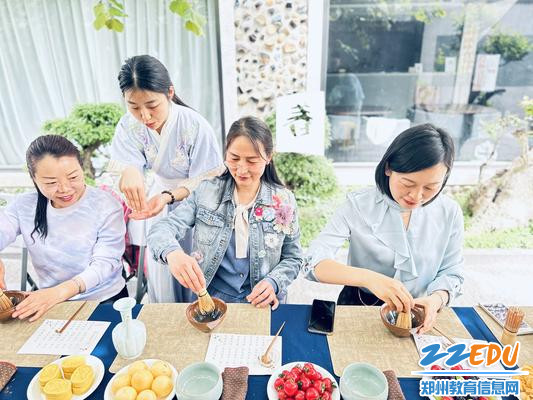 茶艺师懿洁指导老师们体验“点茶”2 茶艺师懿洁指导老师们体验“点茶”2