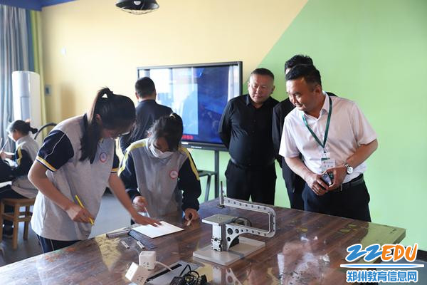 观摩学生社团课 观摩学生社团课